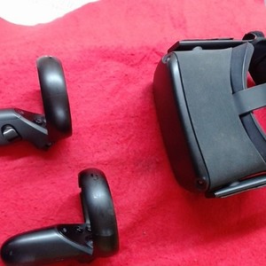 Oculus Quest All-in-one VR Gaming Headset – 64GB