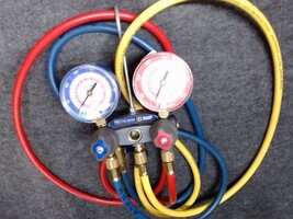  TITAN® 2-Valve Test and Charging Manifold with hoses
