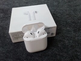 Apple A2032 Gen 2 Airpods W/ Charging Case