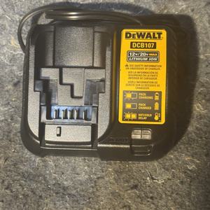 Dewalt DCB107 battery charger