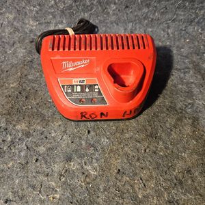 Milwaukee M12 12-Volt Lithium-Ion Battery Charger