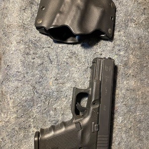 Glock 19 Gen 4 Compact Handgun 9mm Luger 15/rd Magazine 4.02" Barrel Black 