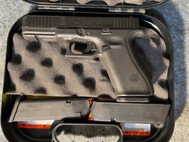 Glock 17 Gen 5 Handgun 9mm Luger 17rd Magazines (3) 4.5" Barrel Black Austria