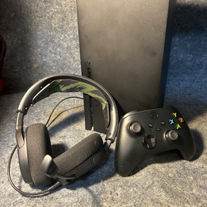 Microsoft Xbox Series X Console and Controller (1TB) (Headset)