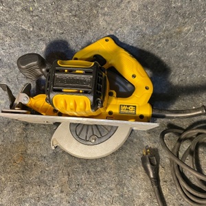 DEWALT 15 Amp Corded 7-1/4 in. Lightweight Circular Saw