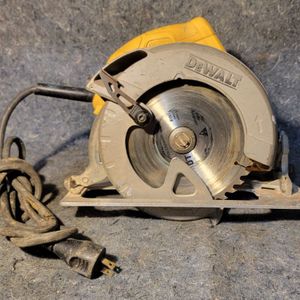 DEWALT 15 Amp Corded 7-1/4 in. Lightweight Circular Saw